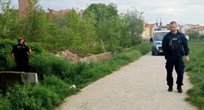 Nowe fakty w sprawie ciała znalezionego w okolicach rzeki Kaczawa w Legnicy. Prokuratura opublikowała wyniki sekcji zwłok