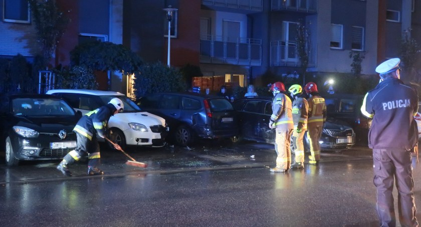 Groźny wypadek na osiedlowej drodze w Siechnicach. Kobieta wjechała autem w zaparkowane samochody