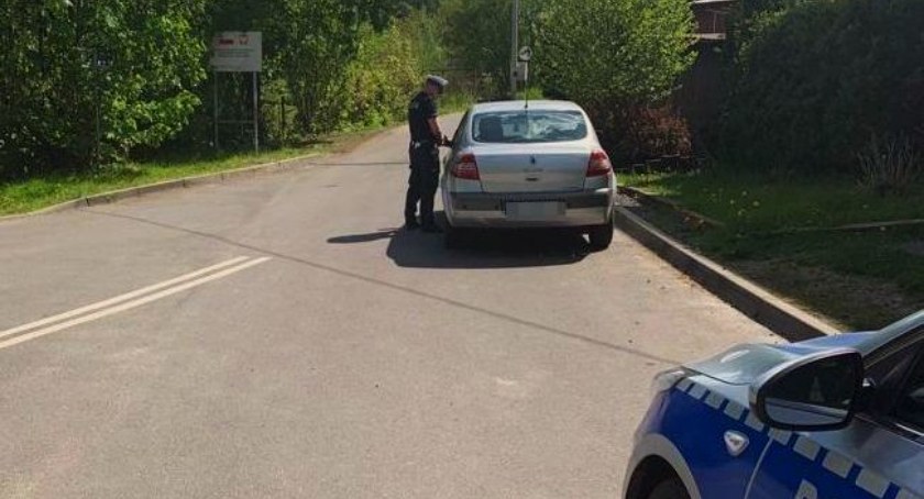 Szaleńcza jazda 40-latki skończyła się wysokim mandatem i zatrzymaniem prawa jazdy