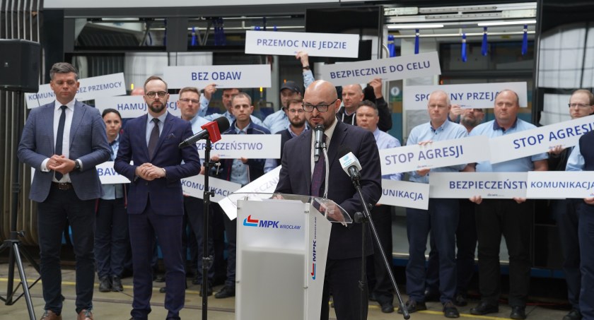 Ustawa o nadaniu kierowcom i motorniczym statusu funkcjonariusza publicznego uchwalona. Trafi teraz do Prezydenta