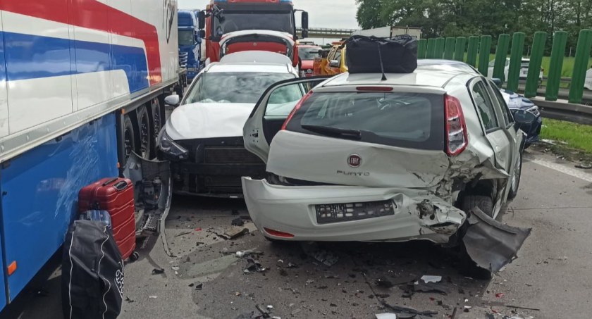 Karambol na A4 w kierunku Zgorzelca. Kobieta w ciąży zabrana do szpitala śmigłowcem LPR