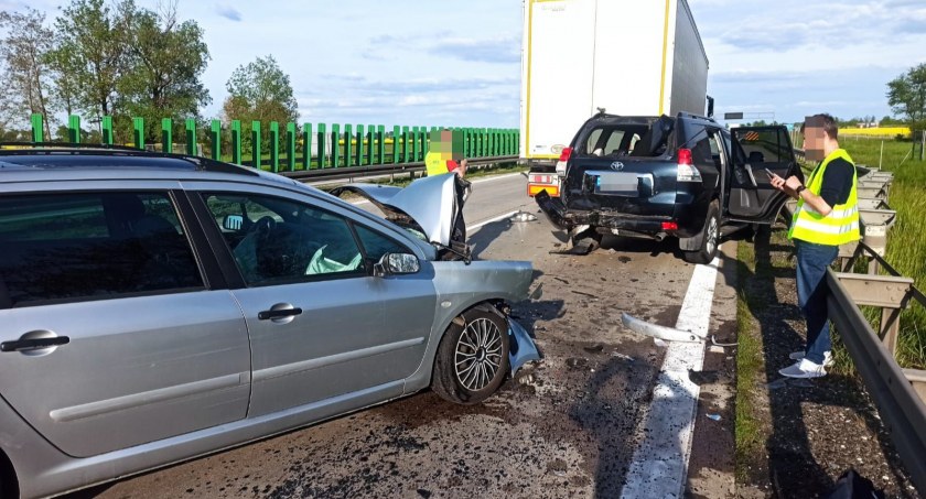Groźna kolizja z udziałem dwóch osobówek i ciężarówki na A4 w kierunku Wrocławia