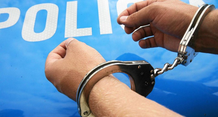 Ukradł skarbonkę na cel charytatywny – przed policjantami schował się w kanapie