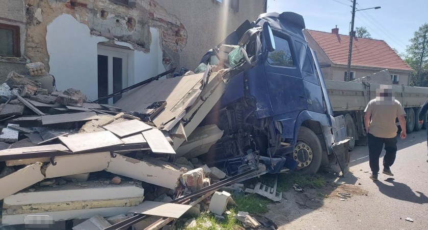 Groźny wypadek pod Jaworem. Pojazd ciężarowy uderzył w dom