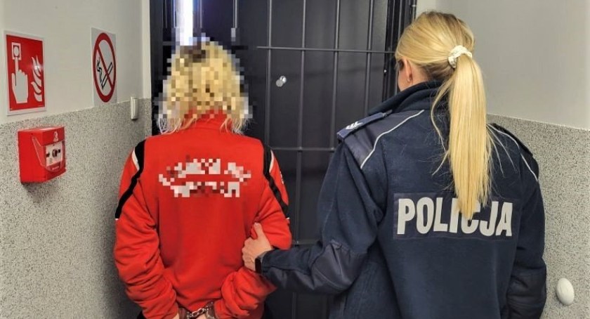 Zadzwoniła na Policję informując, że jej koleżanka, z którą pije alkohol jest poszukiwana