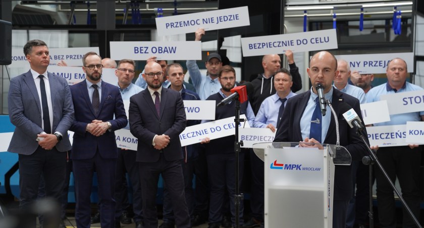 Prezydent Andrzej Duda podpisał nowelizację ustawy o publicznym transporcie zbiorowym. Kierowcy i motorniczowie zyskali ochronę prawną