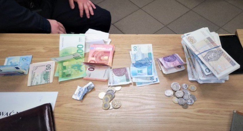 Wrocławscy funkcjonariusze zatrzymali dwóch poszukiwanych obcokrajowców. Jednego z nich szukał Interpol