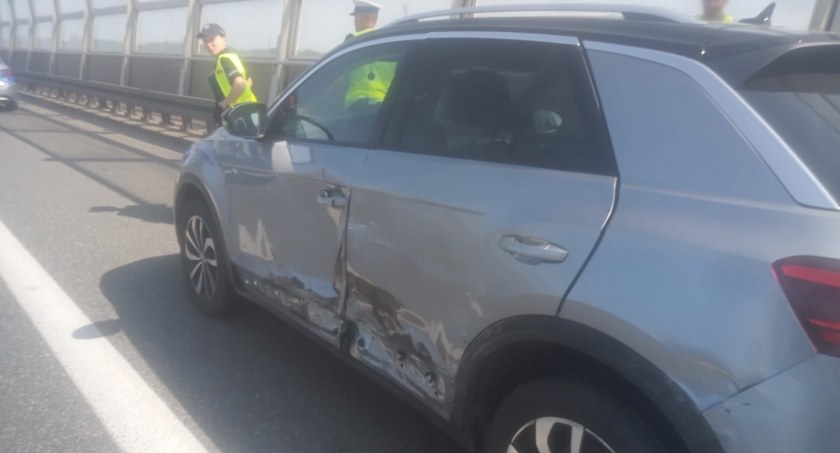 Kolizja trzech aut na 22 kilometrze AOW w kierunku Warszawy. Uwaga na utrudnienia