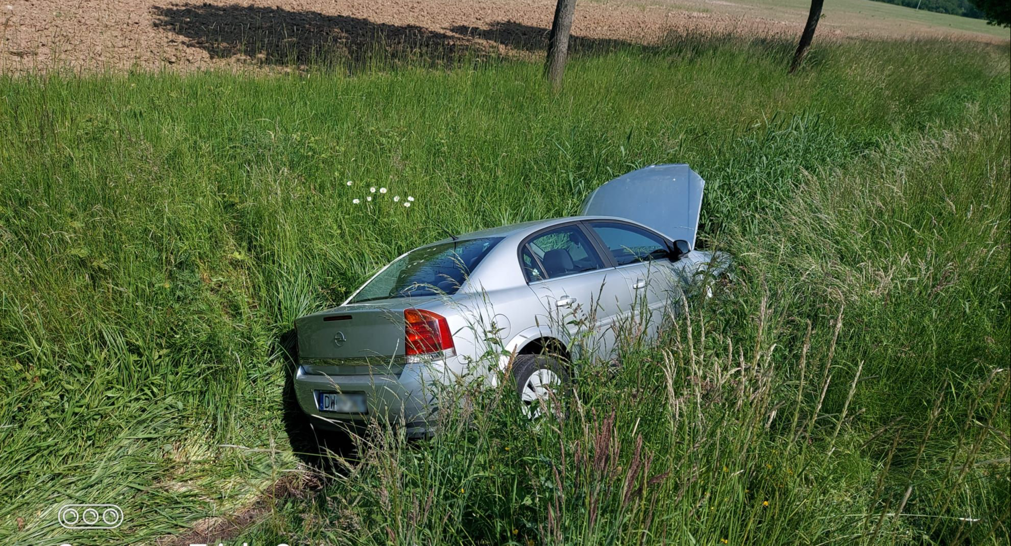 Groźna kolizja dwóch pojazdów na DK94 w gminie Środka Śląska. Jedno z aut wypadło z jezdni do przydrożnego rowu