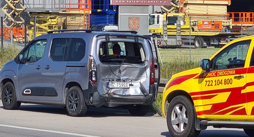 Zderzenie dwóch pojazdów na węźle Wrocław Południe. Jedna osoba przetransportowana do szpitala