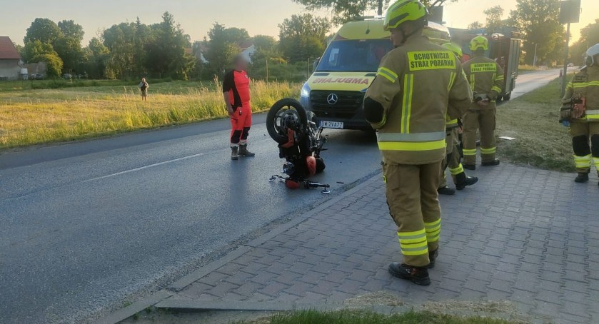 Zderzenie auta osobowego z motocyklem na DW347 w Sadkowie. Jedna osoba poszkodowana