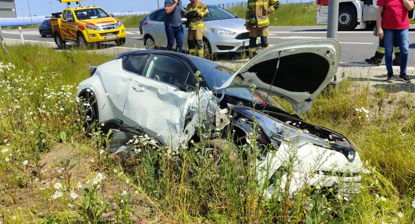 Kolizja z udziałem dwóch pojazdów osobowych na DK8 przed rondem w Magnicach