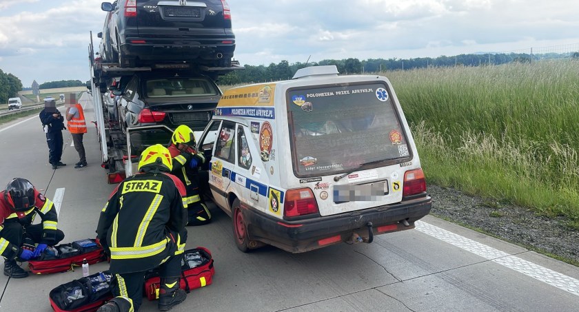 Wypadek na A4 w kierunku Wrocławia. Kierowca Poloneza uderzył w tył lawety