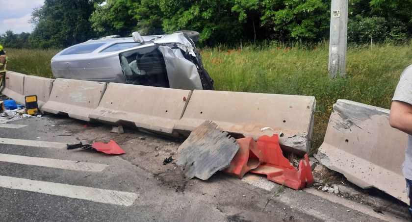 Przebił bariery ochronne, przeciął przeciwległy pas i wypadł z drogi. Groźna kolizja przy bramkach w podwrocławskich Karwianach