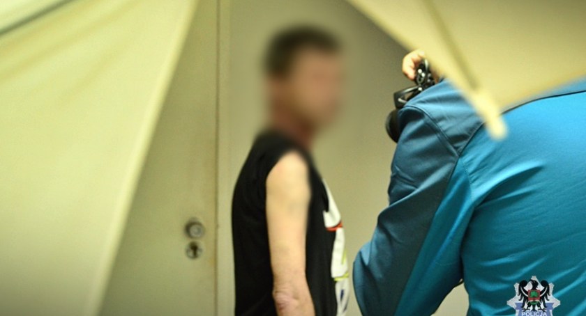 54-latek zatrzymany przez wałbrzyskich policjantów za ostatnie oszustwa na seniorach. Odzyskane ponad 42 tysiące złotych i tymczasowy areszt dla podejrzanego