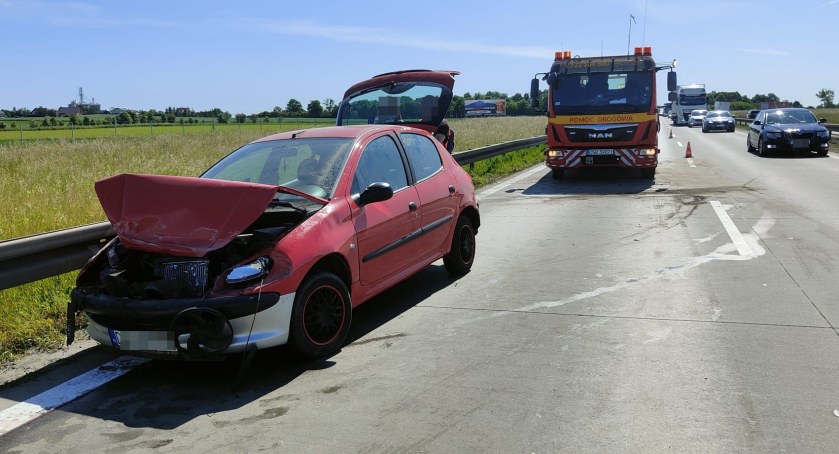 Kolizja na A4 w kierunku Zgorzelca. Kierowca Peugeota uderzył w bariery