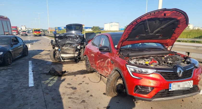Wypadek z udziałem 4 osobówek na A4 w kierunku Legnicy. Jedna osoba przetransportowana do szpitala, autostrada zablokowana