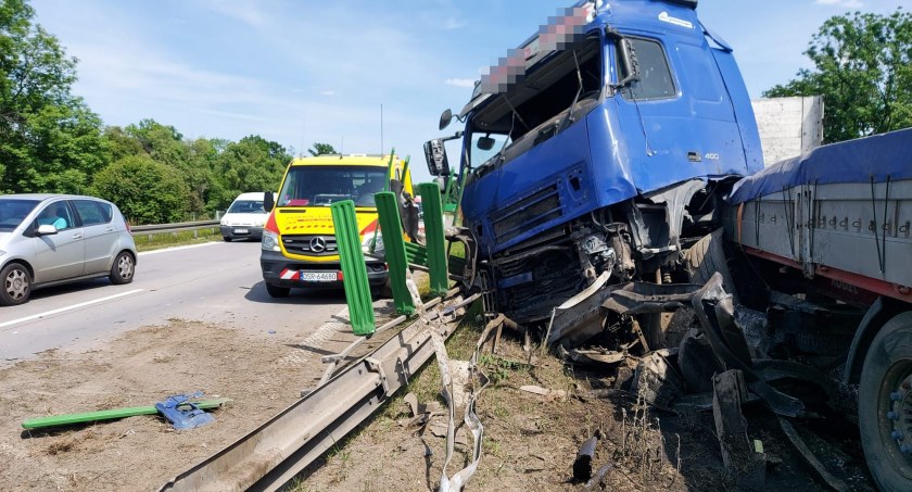 Uwaga na utrudnienia na A4. Pojazd ciężarowy staranował bariery