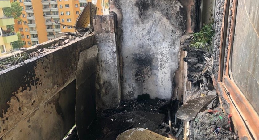 Pożar balkonu w bloku przy Balonowej we Wrocławiu. Z ogniem walczyło sześć zastępów straży pożarnej