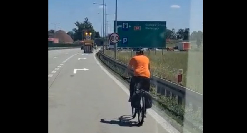 Rowerem po A4, bo tak pokazała mu nawigacja. Nieodpowiedzialny rowerzysta przyjechał autostradą z Kątów Wrocławskich do Wrocławia