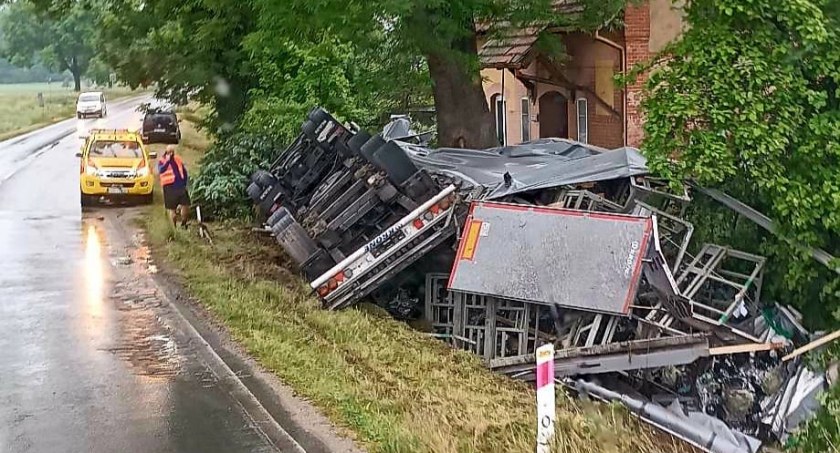 Ciężarówka uderzyła w sygnalizator kolejowy i wpadła do przydrożnego rowu. Groźna kolizja na trasie Wrocław- Strzelin