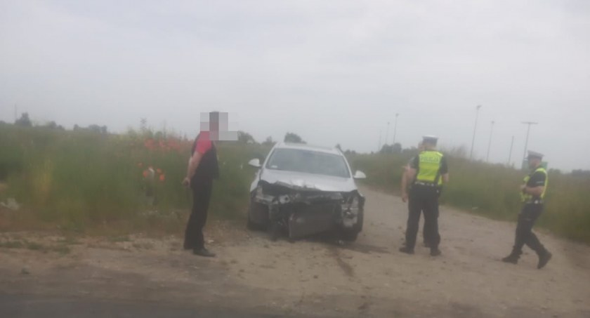 Zderzenie osobówki z szynobusem w gminie Kobierzyce. Kierowca Opla zignorował znak STOP