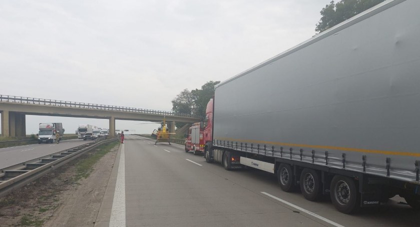 Zderzenie dwóch pojazdów ciężarowych na A4 w kierunku Wrocławia. Na miejscu LPR, autostrada zamknięta w obu kierunkach