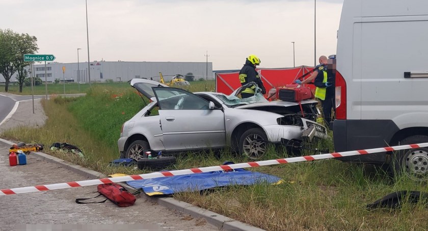 Pojazd osobowy wypadł z jezdni i uderzył w betonowy przepust. Trwa walka o życie kierowcy