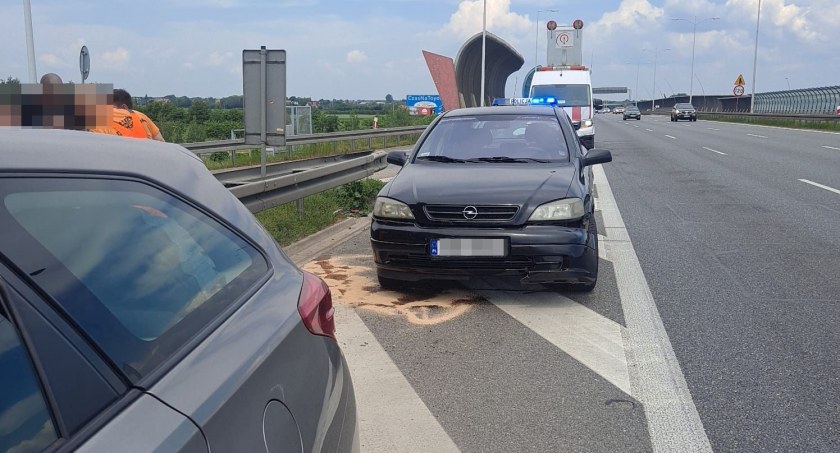 Kolizja dwóch pojazdów osobowych na AOW w kierunku Kudowy