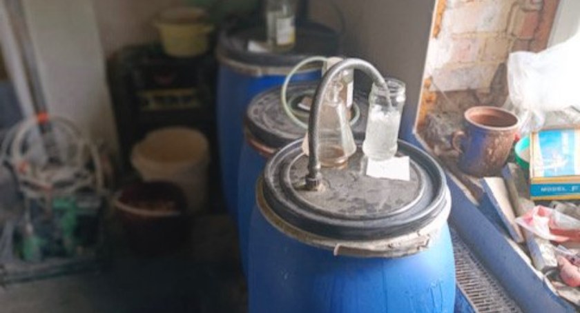 Tłumaczył policjantom, że produkowany przez niego alkohol jest na jego potrzeby, a tytoń znalazł na śmietniku