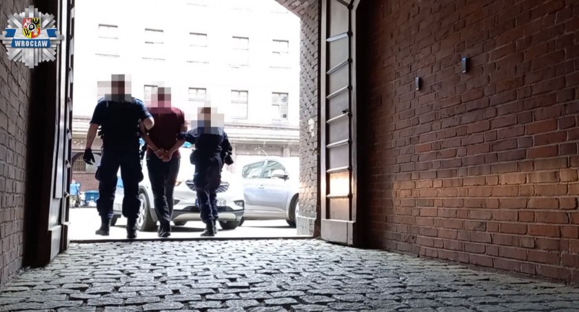 Ukradł baterie do pojazdów elektrycznych – policjanci zatrzymali podejrzanego i odzyskali wszystkie akumulatory o wartości 153 tys. zł