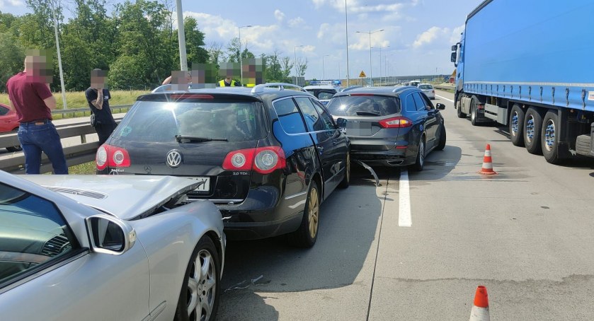 Trzy kolizje i łącznie pięć uszkodzonych pojazdów. Uwaga na utrudnienia na A4 w kierunku Legnicy