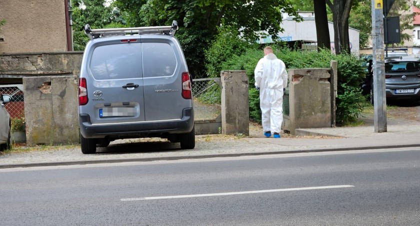 Morderstwo w Kątach Wrocławskich. W kamienicy znaleziono ciało mężczyzny z poderżniętym gardłem