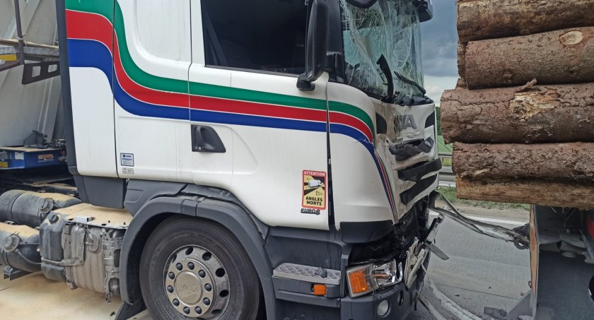 Klasyczne najechanie na tył z udziałem dwóch pojazdów ciężarowych. Uwaga na utrudnienia na A4 w kierunku Wrocławia