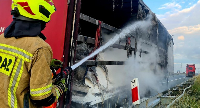 Pożar naczepy ciężarówki na A4 w kierunku Katowic