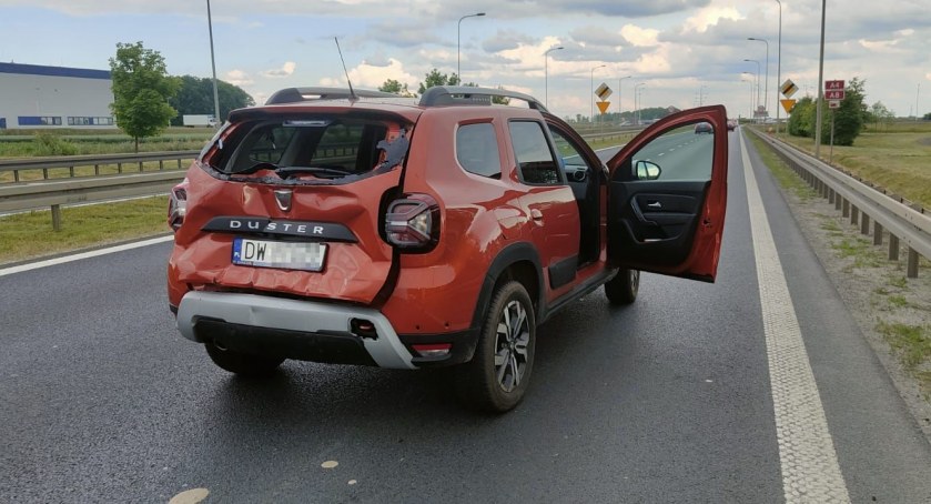 Ciężarówka uderzyła w tył auta osobowego na 4 kilometrze DK35. Przyczyną niezachowanie należytej odległości od poprzedzającego pojazdu