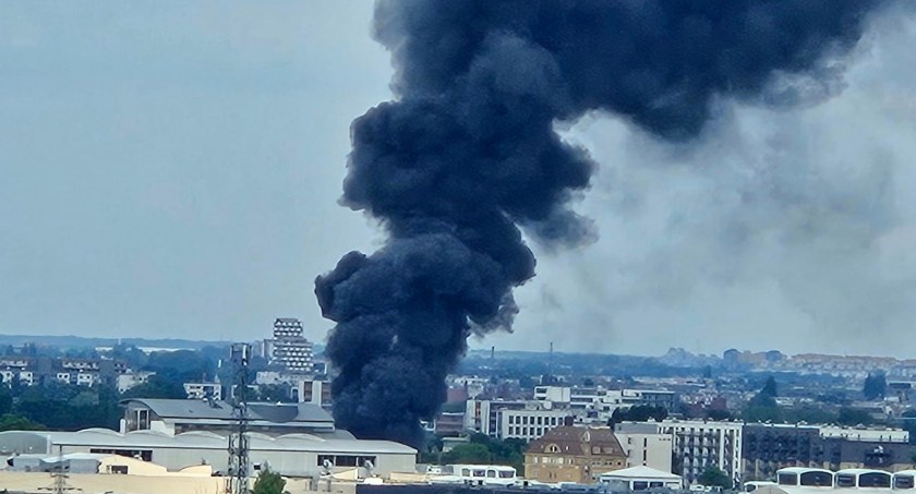 Pożar hali z samochodami przy ulicy Przedmiejskiej we Wrocławiu. Z ogniem walczy 9 zastępów straży pożarnej