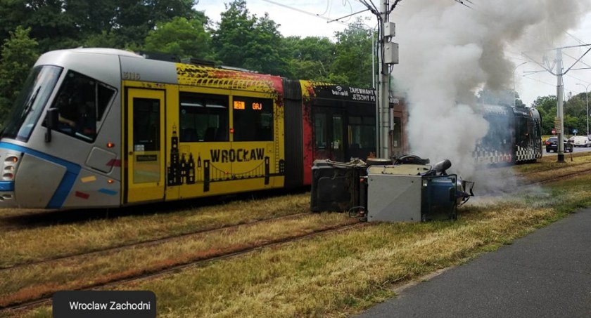 Kosiarka wjechała w tramwaj. Niecodzienna kolizja na Pilczyckiej we Wrocławiu