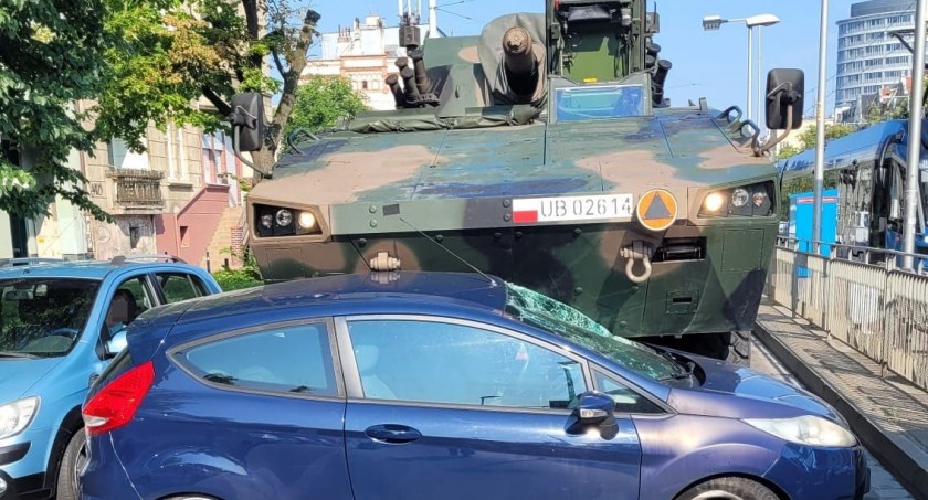 Wczoraj kosiarka, dzisiaj Rosomak. Kobieta kierująca Fordem trafiła do szpitala