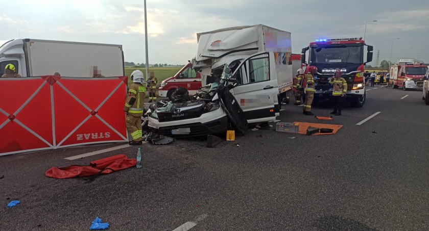 Bus z potężną siłą uderzył w tył ciężarówki stojącej na AOW. Ranne zostały cztery osoby, dwie z nich walczą o życie w szpitalu