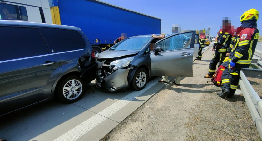 Kolizja dwóch pojazdów na A4 w kierunku Wrocławia. Pojazdami podróżowało osiem osób
