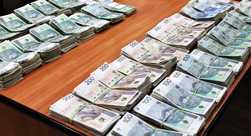 Napad na konwojenta we Wrocławiu. Policjanci odzyskali ponad 700 tysięcy złotych