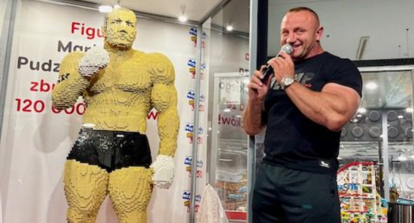  Mariusz Pudzian Pudzianowski odsłonił swoją figurkę z klocków LEGO. Podobizna mistrza wykonana została w skali 1:1 z 120 000 klocków!