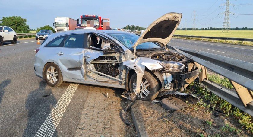 Wystrzał opony w ciężarówce przyczyną groźnej kolizji na A4 w kierunku Wrocławia