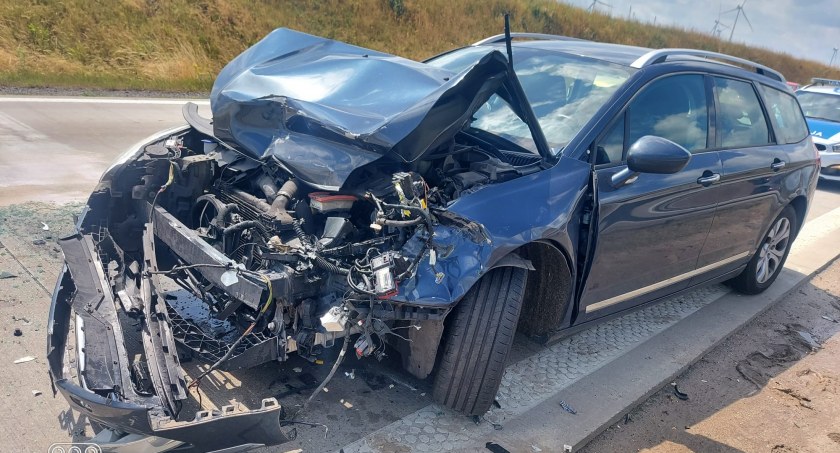 Wypadek z udziałem 4 osobówek i ciężarówki na A4 w kierunku Wrocławia. W jednym z pojazdów podróżowała kobieta w ciąży, na miejscu lądował LPR