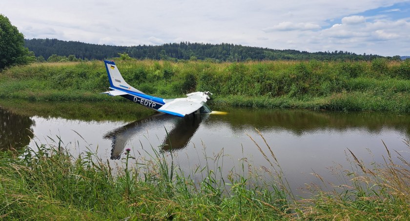 Awaryjne lądowanie Cessny 182. Pilot przetransportowany do szpitala