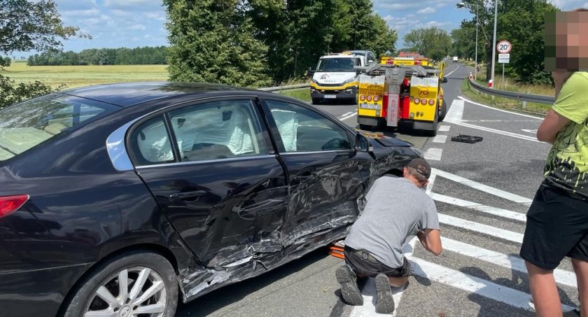 Kolizja dwóch pojazdów osobowych na zjeździe z A4 na Kostomłoty
