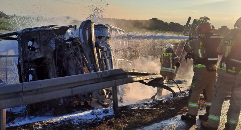 Ciężarówka przebiła bariery, wypadła z drogi i stanęła w ogniu. Autostrada A4 w kierunku Katowic zablokowana