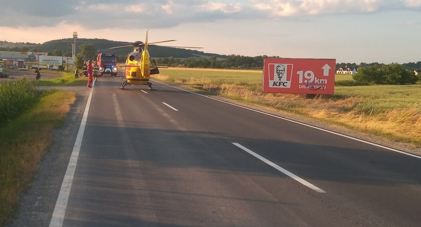 Wypadek z udziałem motocyklisty na DK5 w Strzegomiu. Na miejscu lądował LPR