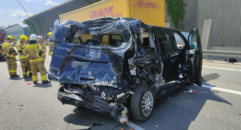 Wypadek na AOW. Dwie osoby przetransportowane do szpitala
